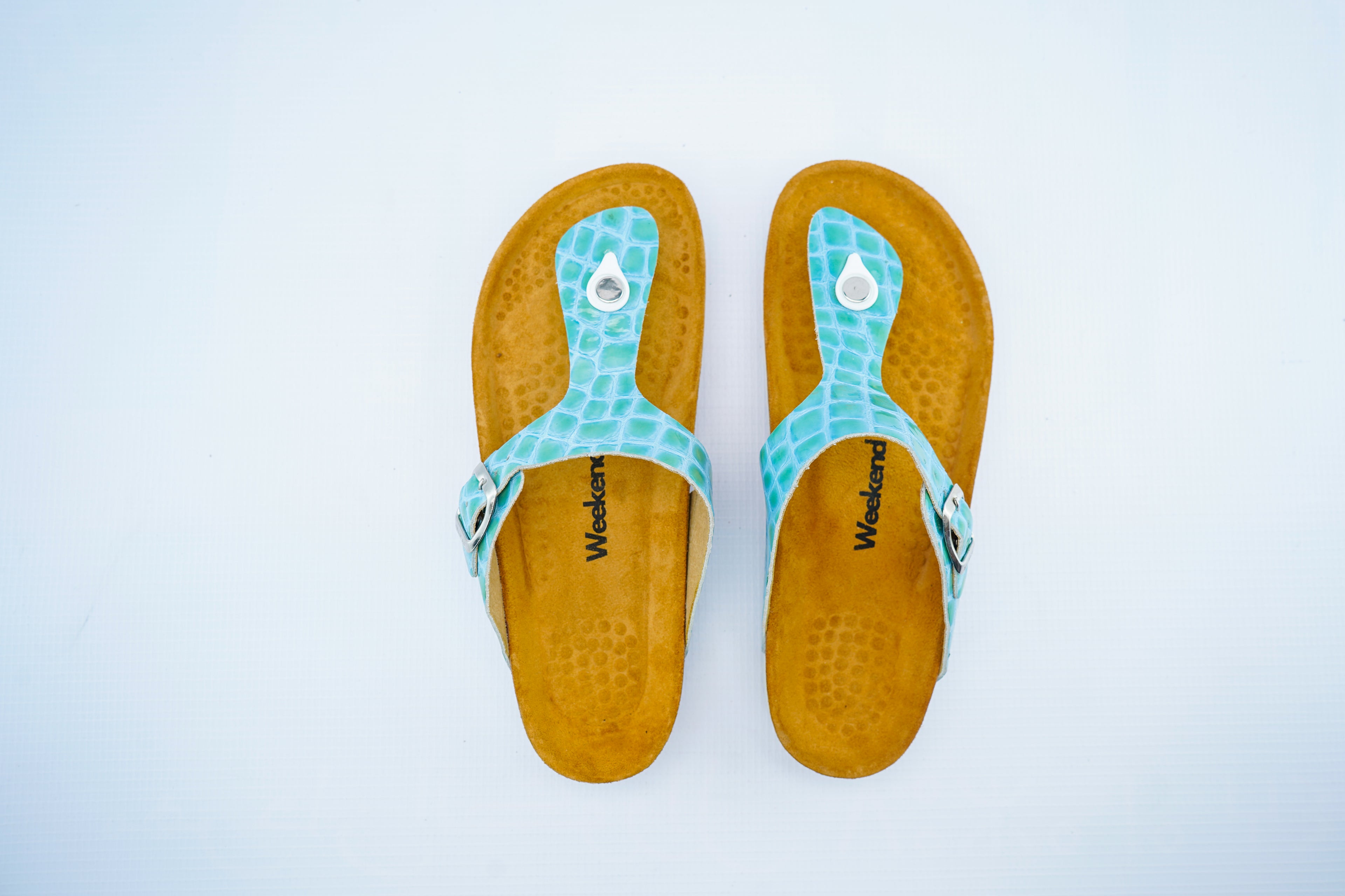 Elegant Toe-Post Leather Sandals – Turquoise Croc Comfort