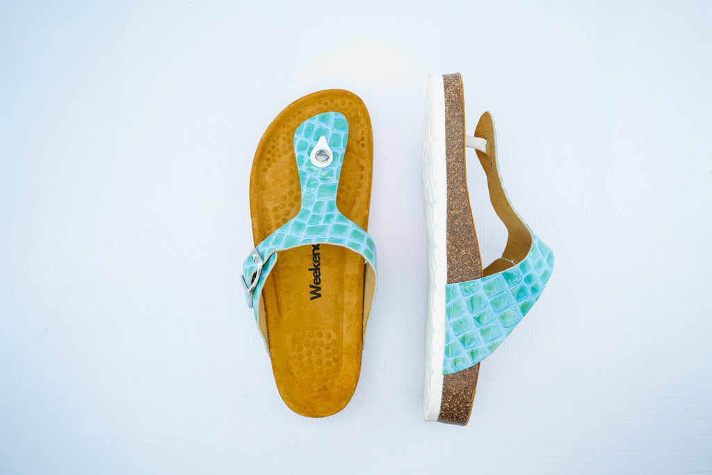 Elegant Toe-Post Leather Sandals – Turquoise Croc Comfort
