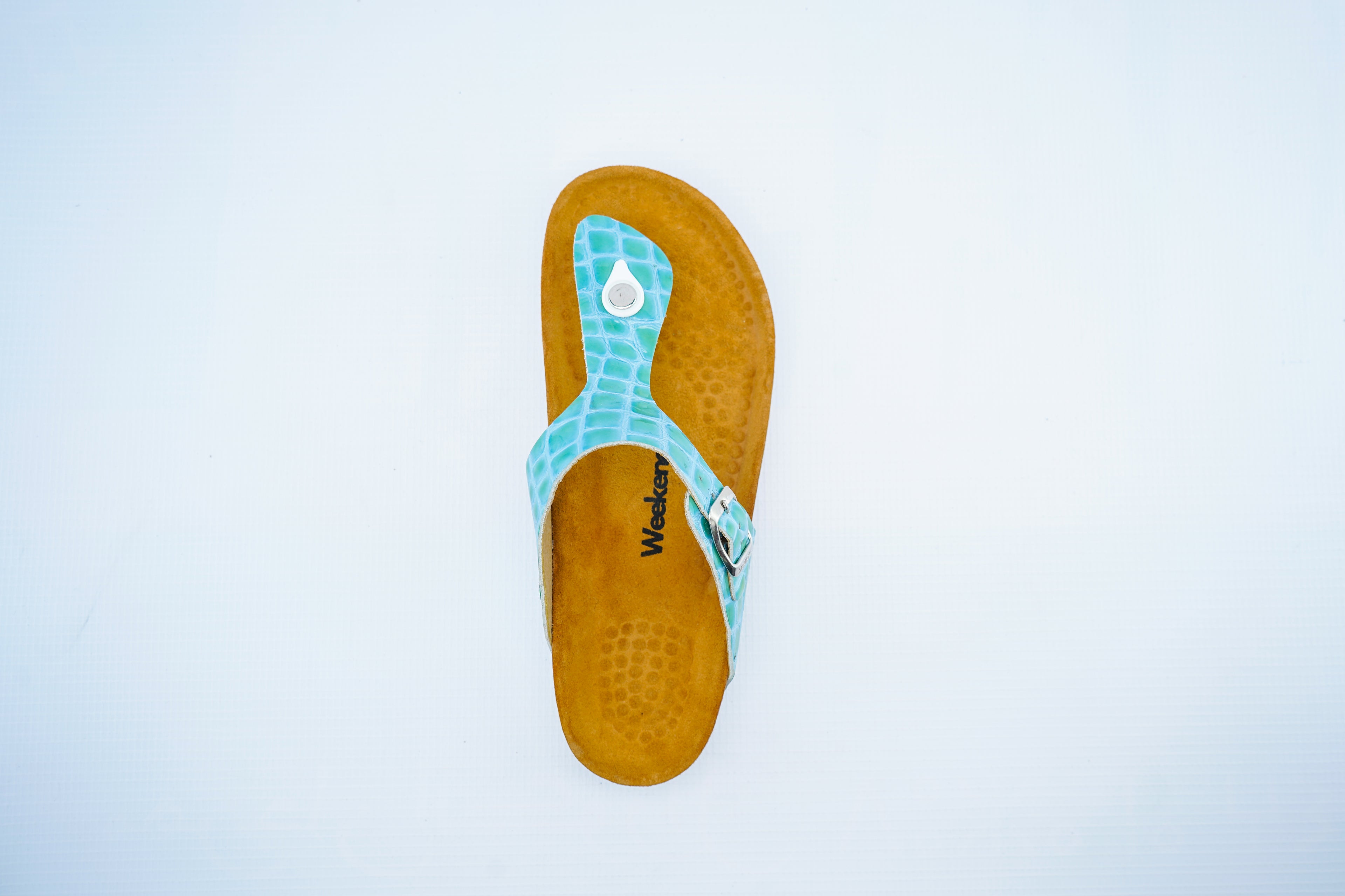 Elegant Toe-Post Leather Sandals – Turquoise Croc Comfort