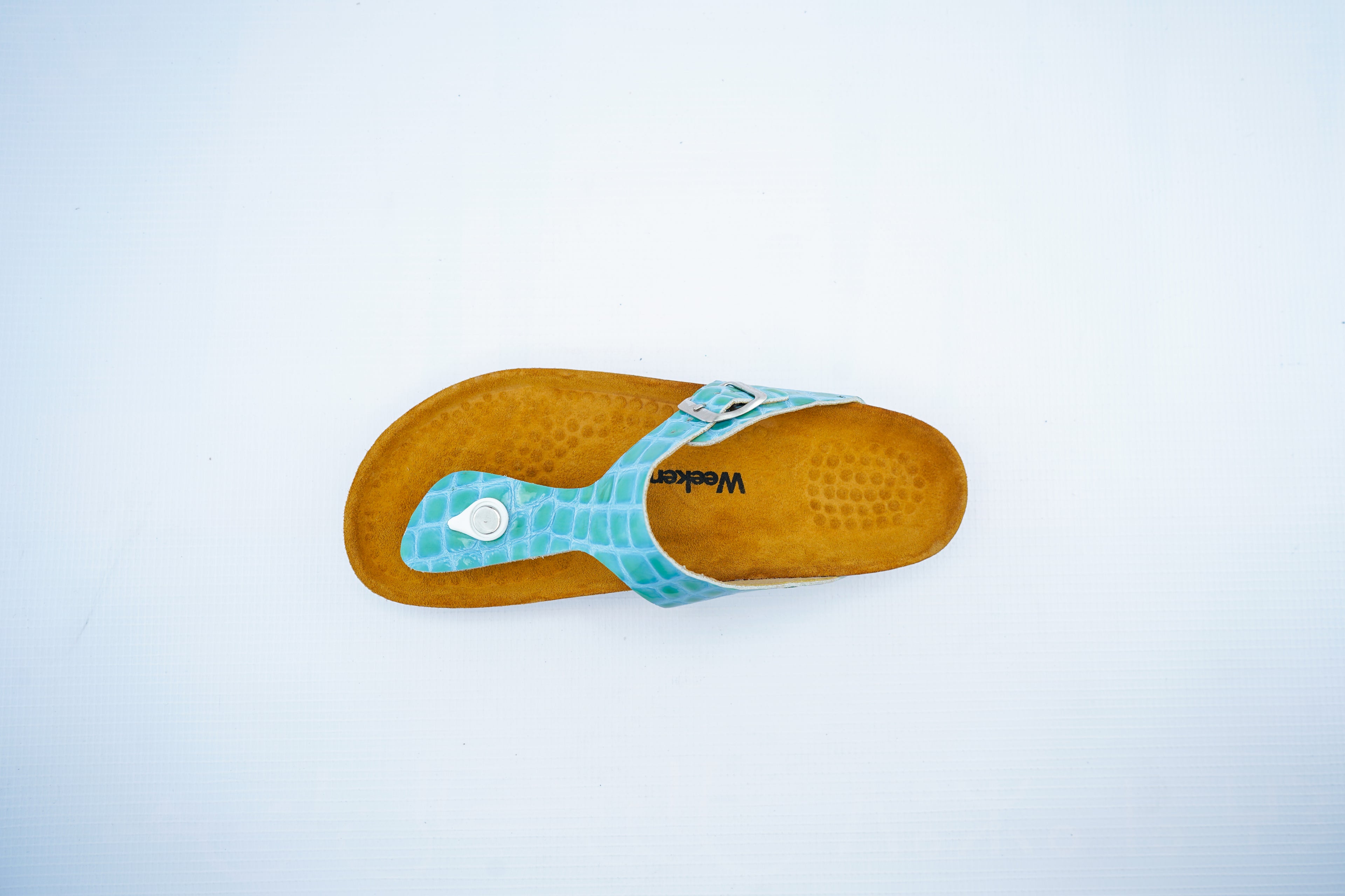 Elegant Toe-Post Leather Sandals – Turquoise Croc Comfort