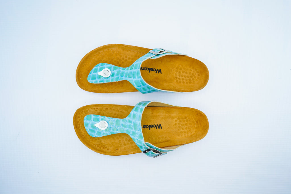 Elegant Toe-Post Leather Sandals – Turquoise Croc Comfort